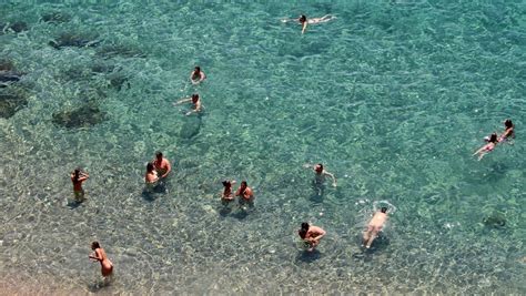 fotos de familias nudistas|Playas nudistas para el primer chapuzón del año .